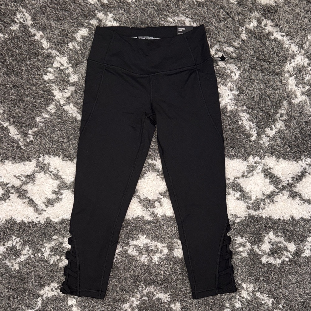 NWT Victoria Sport Knockout Capri Medium Rise Black Leggings - S